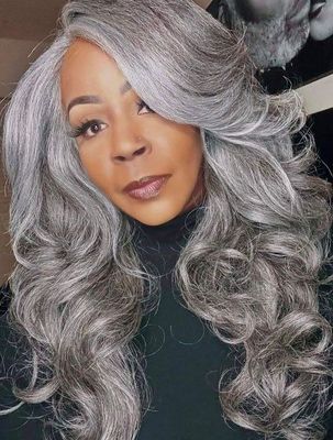 24 Inch Wavy Gray Wigs For African American Women The Same As The Hairstyle In The Picture vo