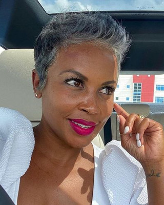 6 Inch Short Gray Wigs For African American Women The Same As The Hairstyle In The Picture se