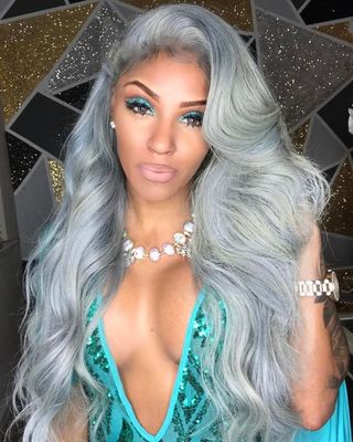24 Inch Wavy Gray Wigs For African American Women The Same As The Hairstyle In The Picture jv